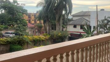 Un balcon donnant sur un hôtel appelé «
Hôtel José
» et sur les bâtiments environnants.