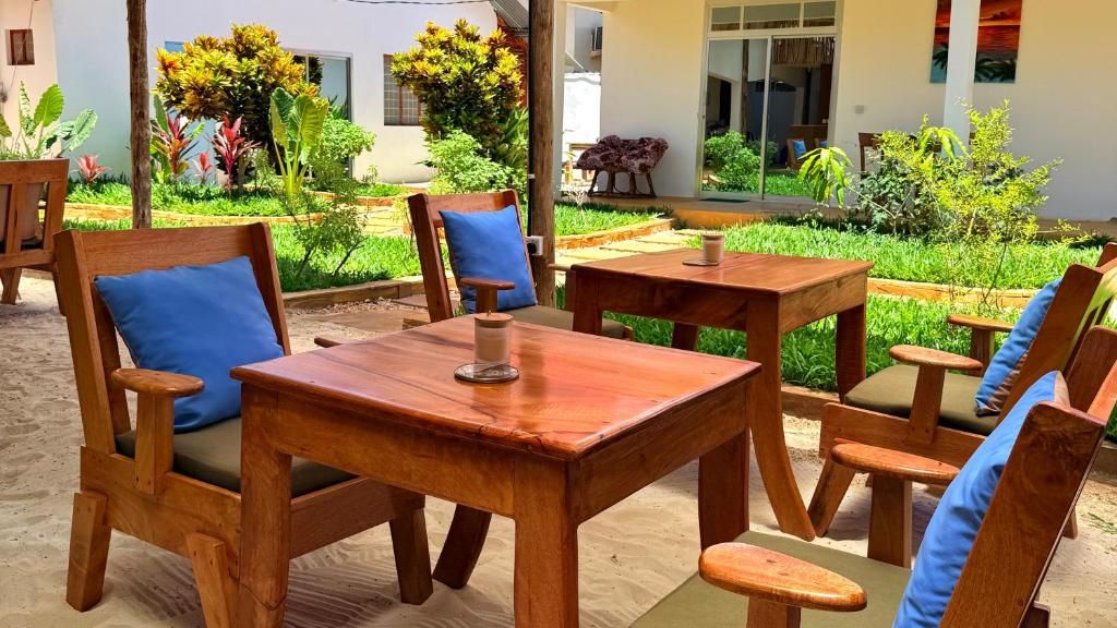 Uma área de estar ao ar livre com mobiliário de madeira e vista para o jardim.