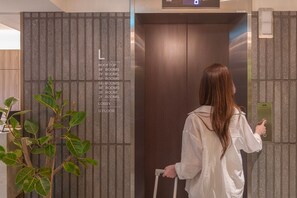 Elevator - Browndot Sinchon (Seoul)