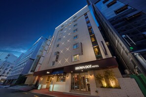 A multi-story hotel with a prominent sign for the Brown Dot Hotel. - Browndot Sinchon (Seoul)