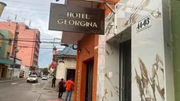 Een hotelschild met 'HOTEL GEORGINA', met het zichtbare adresnummer '44-03' op de gevel.