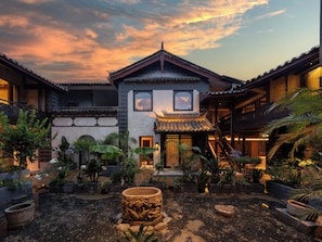 A traditional building with a tiled roof and a small entrance with a staircase. - Arcadia Coffee Lounge Courtyard Design Homestay - Lijiang Old Town - European Industrial Style Meets Intangible Cultural Heritage Chinese Courtyard (Lijiang)
