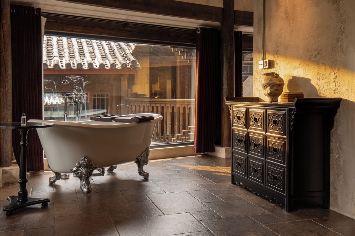 Deep soaking bathtub