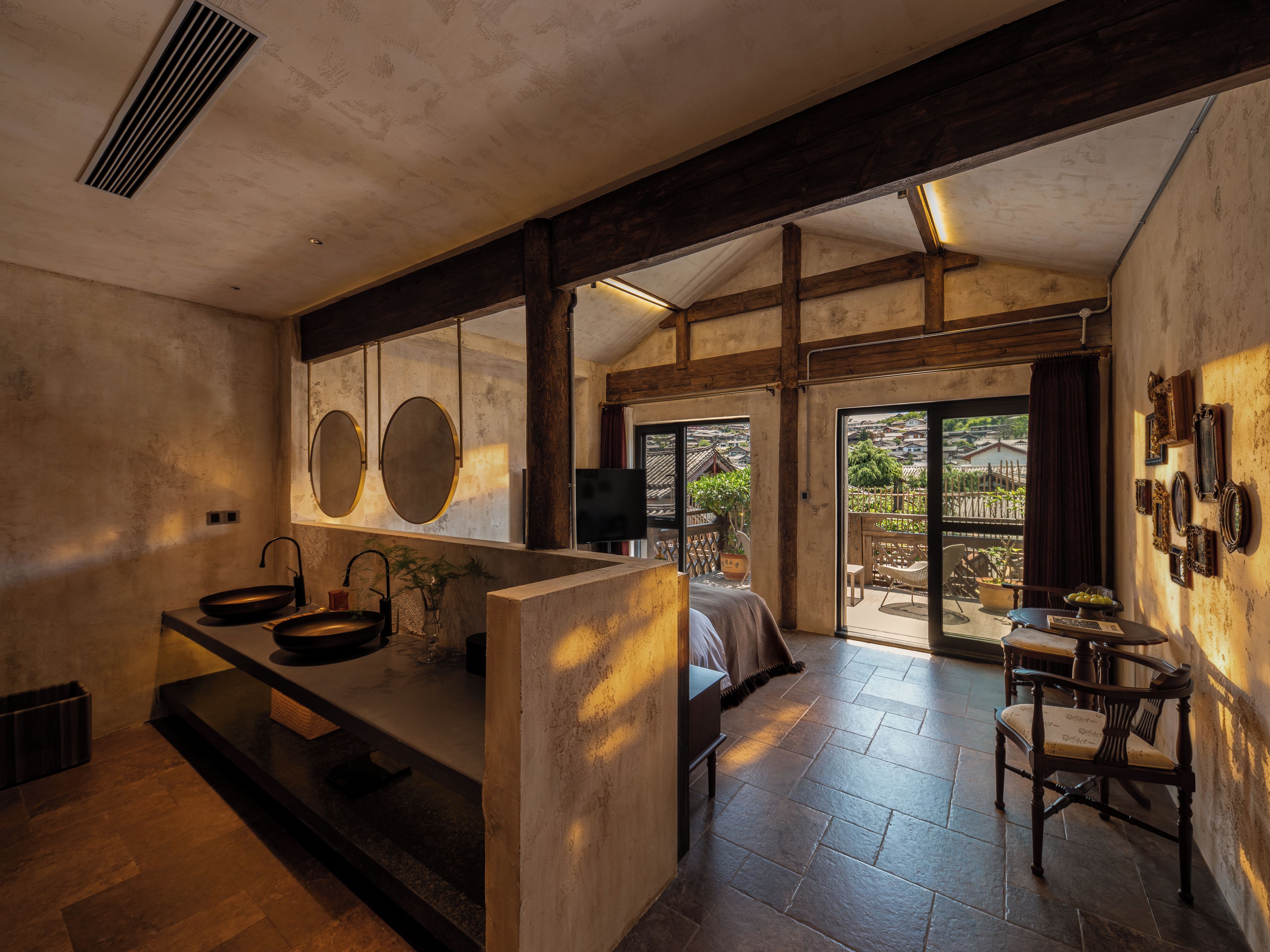 Una cocina moderna con una isla central, un comedor con mesa y sillas, y vistas al exterior.