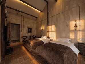 A hotel room with a large bed, a smaller bed, a desk, and a wardrobe. - Arcadia Coffee Lounge Courtyard Design Homestay - Lijiang Old Town - European Industrial Style Meets Intangible Cultural Heritage Chinese Courtyard (Lijiang)