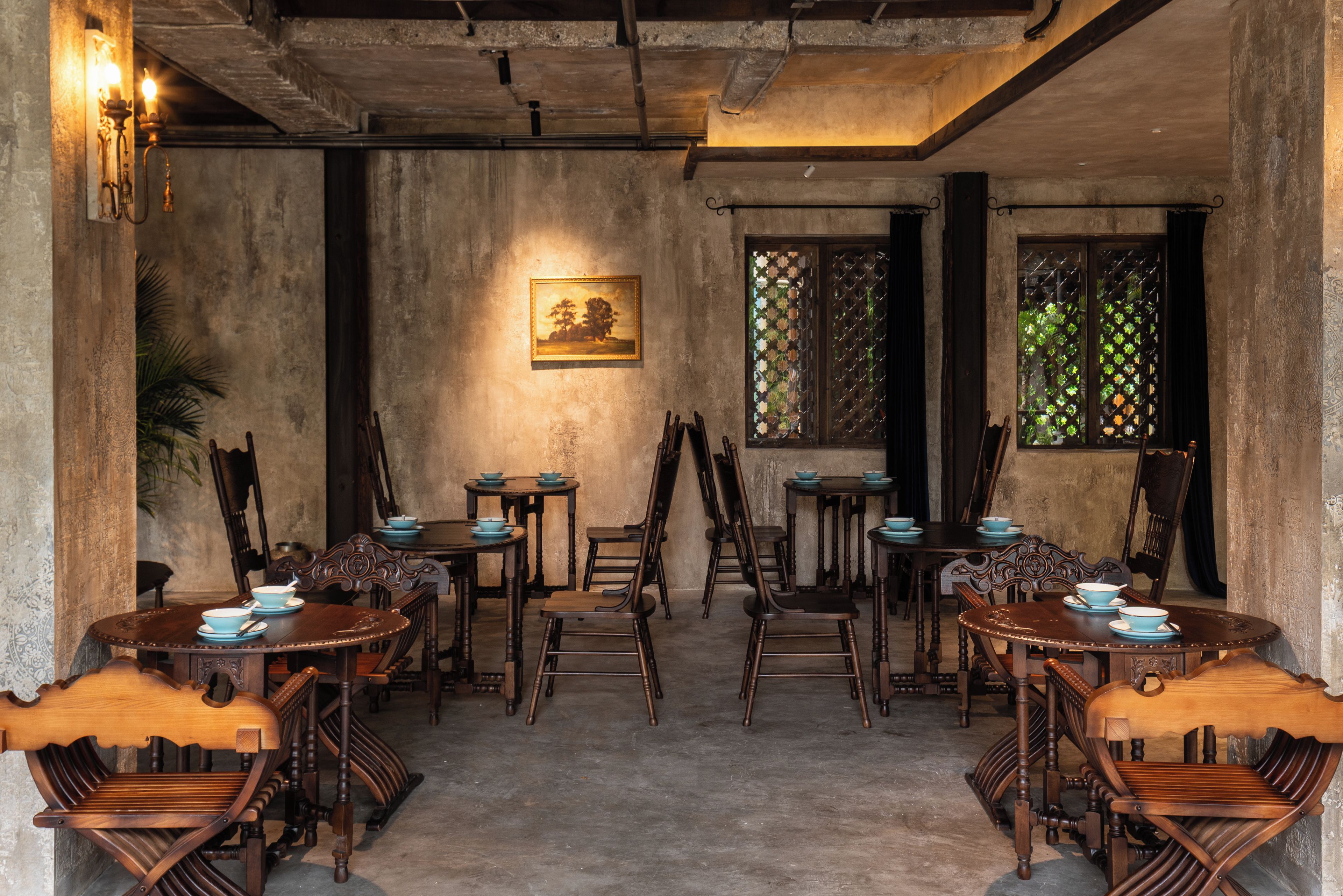 Une salle à manger traditionnelle, avec des meubles en bois et un tableau accroché au mur.