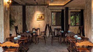 Une salle à manger traditionnelle, avec des meubles en bois et un tableau accroché au mur.