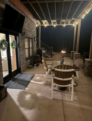 Outdoor dining - Bear's Den (Caldwell)