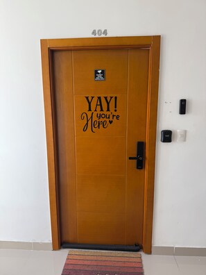 En trädörr med en skylt som säger ”HURRA! Vad kul att du är här” och en skylt med texten ”404” ovanför.