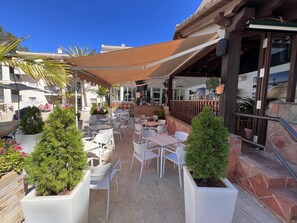 Outdoor dining - Crown Resorts (Mijas)