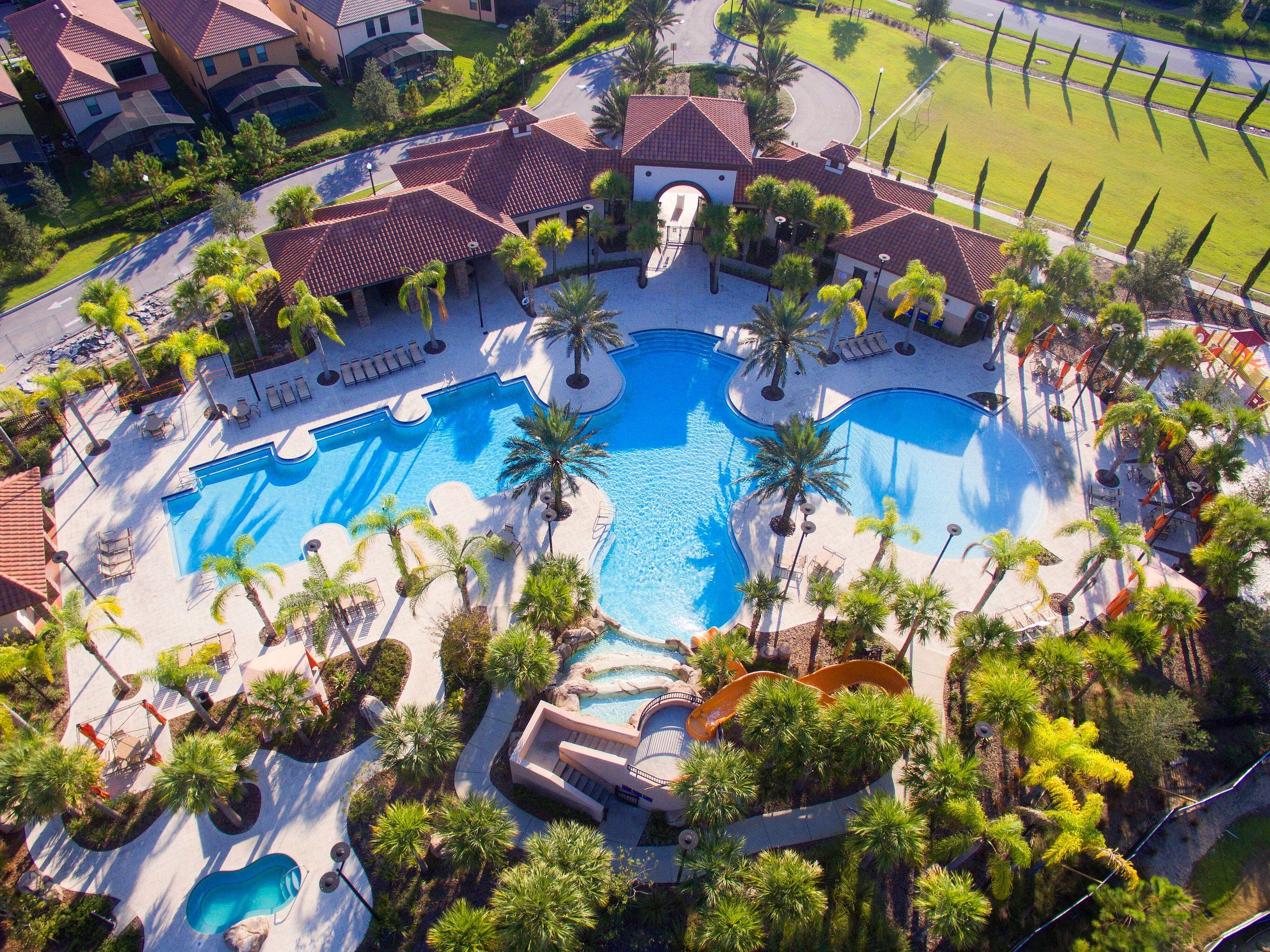 Ein Resort mit mehreren Swimmingpools, Palmen und Liegebereichen.