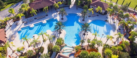 Un resort con diverse piscine, palme e zone relax.