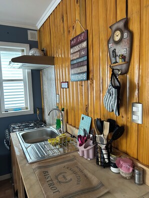 Private kitchen - Comfortable, centrally located cabin in Puerto Natales (Puerto Natales)