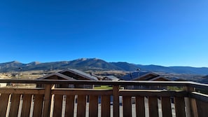 A wooden balcony with a view of mountains and a clear sky. - Chalet "Luna", superbe vue (Bolquère)