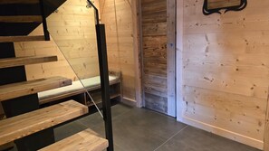 A wooden interior with a staircase, a bench, and a door. - Chalet "Luna", superbe vue (Bolquère)