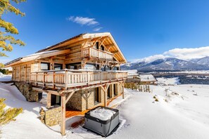 A wooden chalet with a balcony, stone foundation, and a snowy landscape in the background. - The View face à l’infini, au cœur de la vallée (Bolquère)