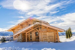 A wooden cabin with a sloped roof, set against a snowy mountain backdrop. - The View face à l’infini, au cœur de la vallée (Bolquère)