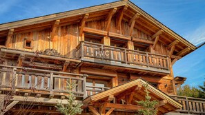 Eine Holzhütte mit mehreren Balkonen und einem steilen Walmdach.