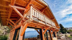 A wooden balcony structure with a view of mountains and a bridge. - Chalet Sélène — Jacuzzi, cheminée & vue sur les mo (Bolquère)