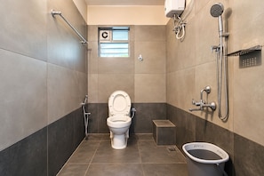 Et moderne badeværelse med toilet, bidet og bruser.