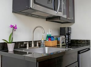 Private kitchen - Wyndham Resort with 2 bedrooms in Anaheim within walking distance to Disneyland. (Anaheim)