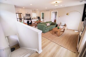 Un apartamento moderno con cocina, comedor y sala de estar.