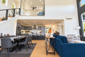 Un interior modern amb zona de menjador, cuina i saló.