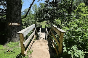 Connecting to nearby slopes and outdoor activities in the surrounding area. - Bee Branch 04 SKin-in/out (Sugar Mountain)
