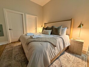 Ein Schlafzimmer mit einem Bett, Nachttischen und einem Teppich.