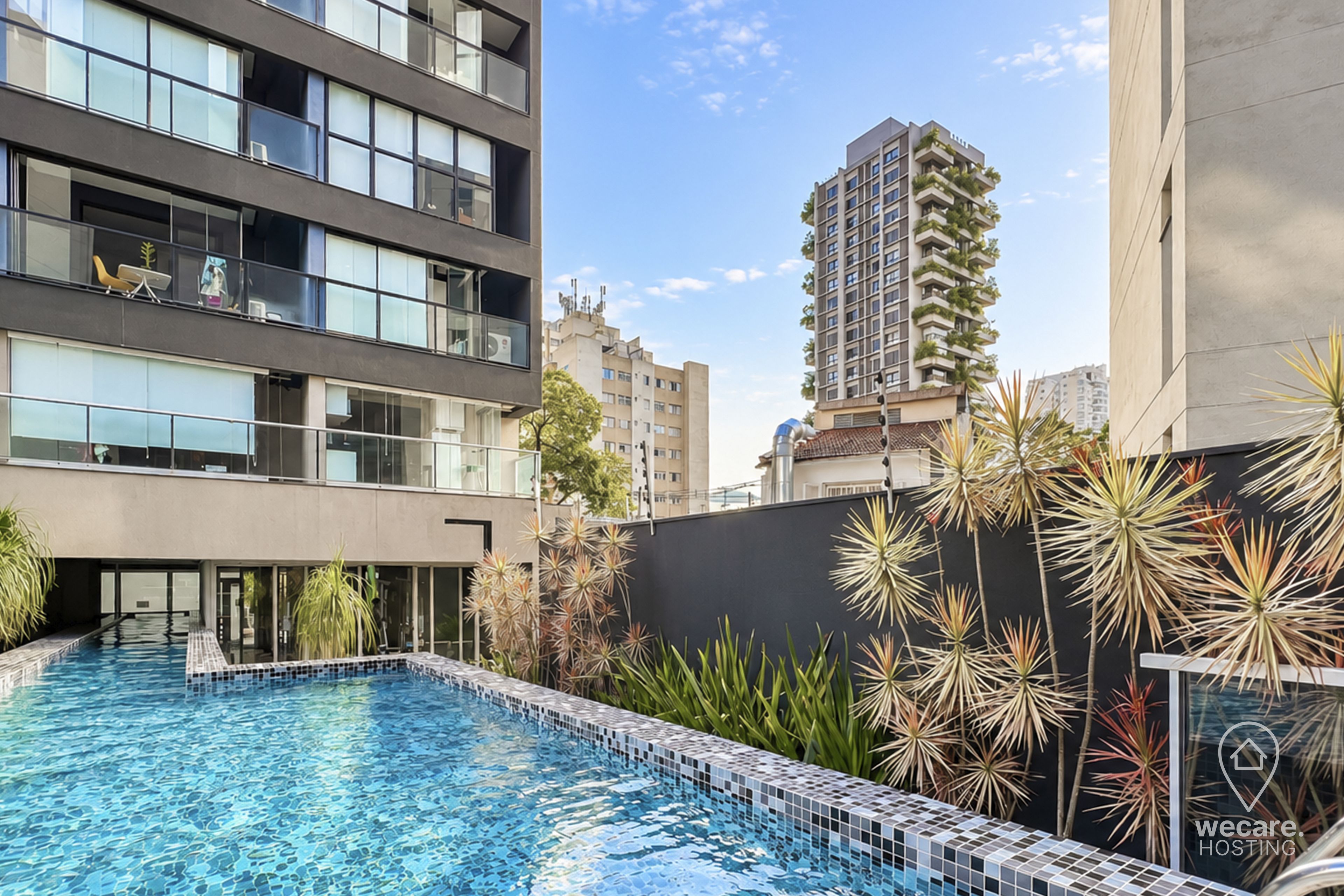 Un edificio moderno con piscina rodeada de plantas.