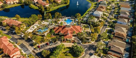 Vista aérea de una zona residencial con casas, una piscina y un parque.