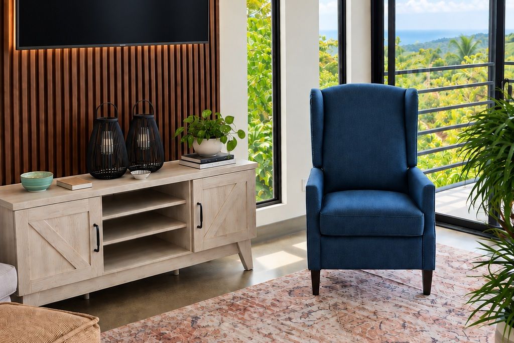 Un salon moderne avec un fauteuil bleu, un meuble de rangement en bois et une grande fenêtre donnant sur un paysage verdoyant.