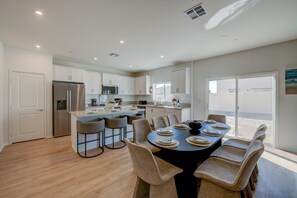 Dining - The Ultimate Coachella Villa. 6BR, Sleeps 27, Game Room, 1 Mile to Polo Club (Indio)