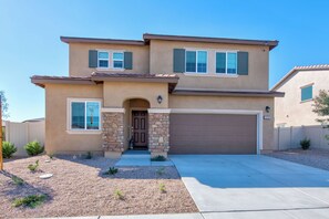 Exterior - The Ultimate Coachella Villa. 6BR, Sleeps 27, Game Room, 1 Mile to Polo Club (Indio)