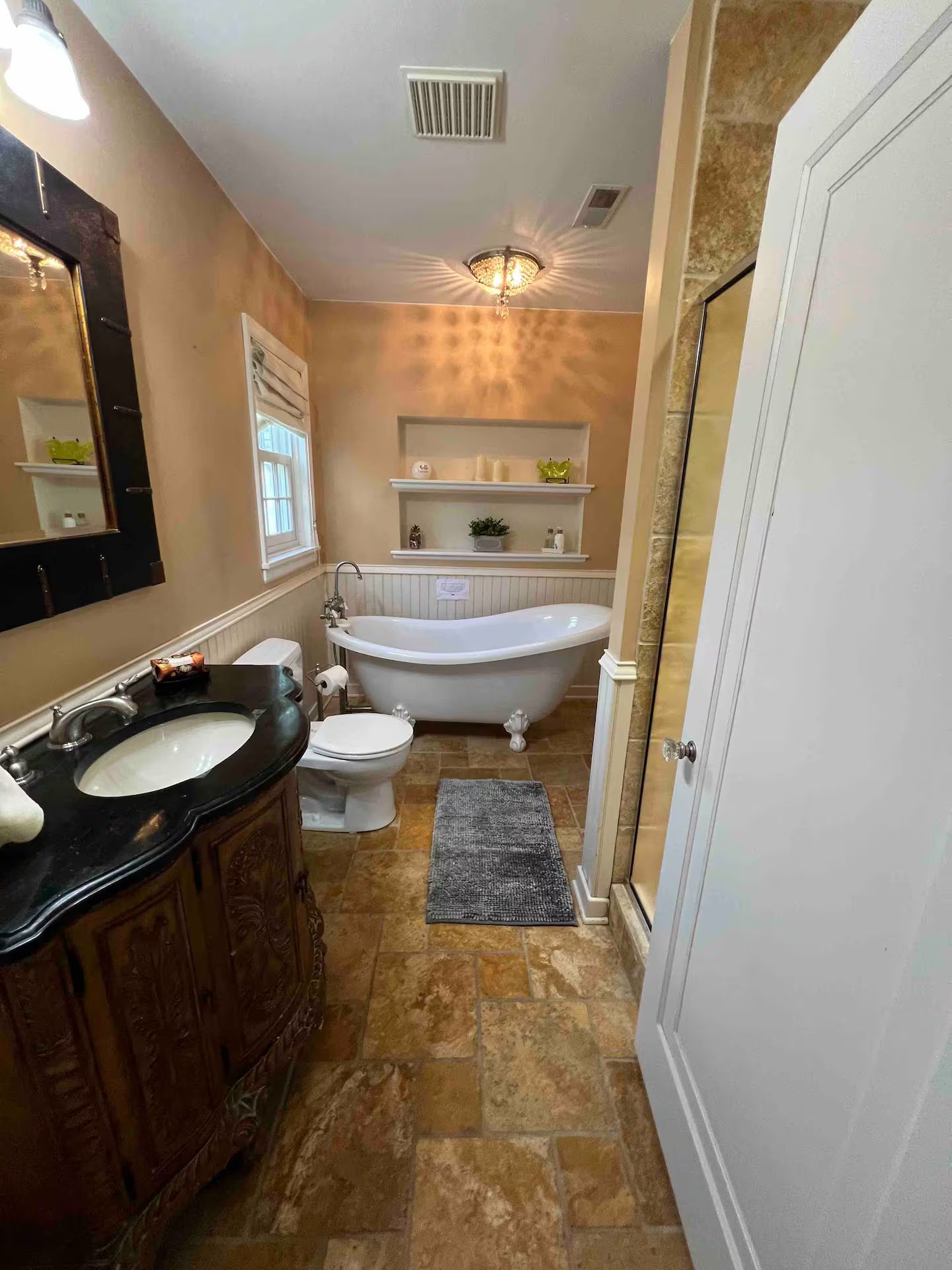 Une salle de bain avec une baignoire, des toilettes et un meuble-lavabo.