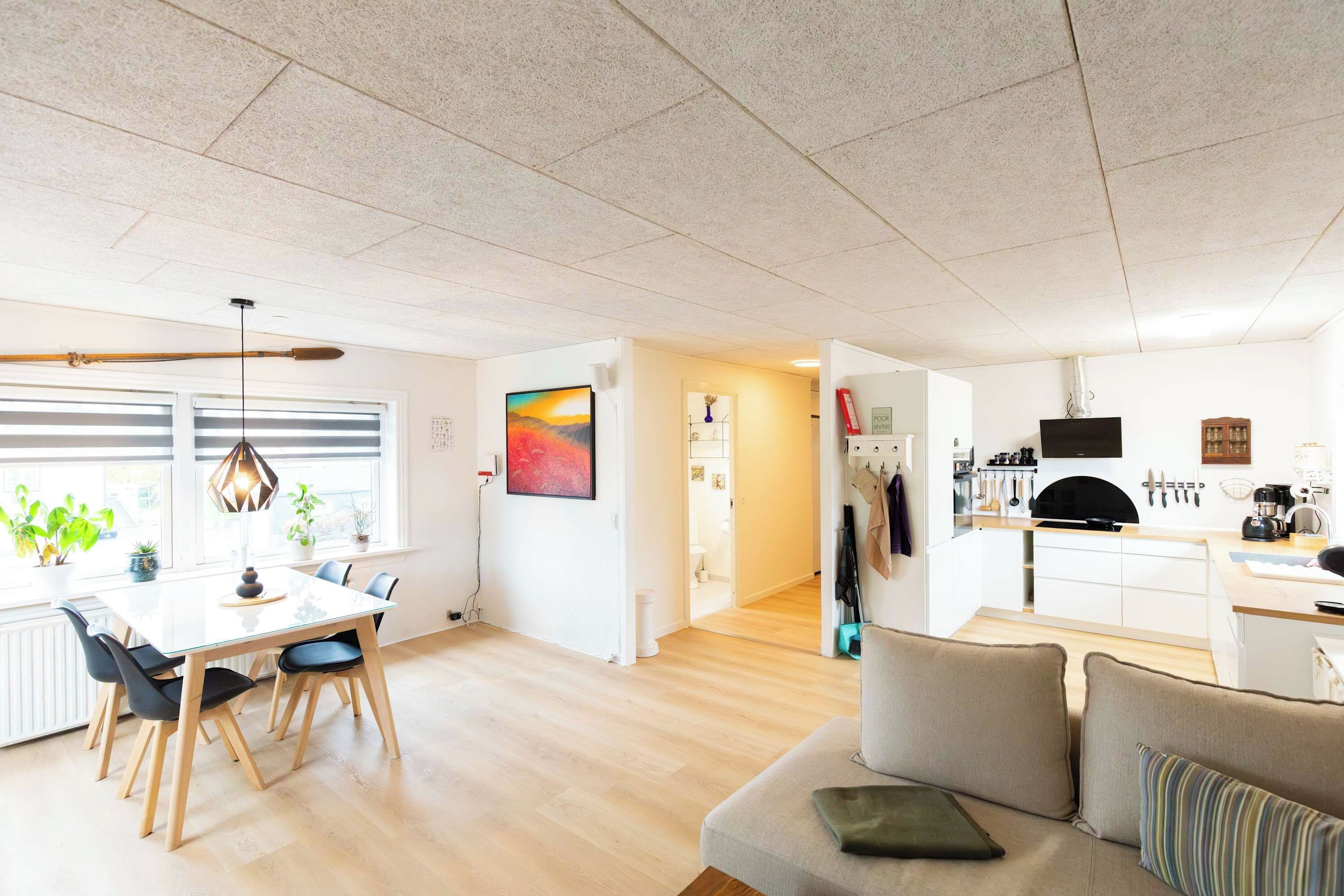 Eine moderne Wohnung mit Essbereich, Küche und Wohnraum.