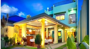 Outdoor dining - Bohol Casa Nino Boutique Hotel (Panglao)