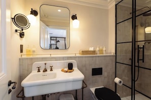 Bathroom - The Regency (Belfast)