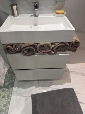 Bathroom - Vrbo Property (Houilles)