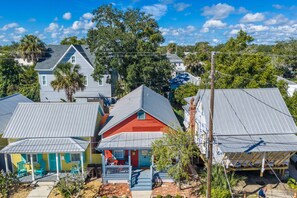 A residential area with houses featuring gabled roofs and a mix of architectural styles. - Bella Roja - Cozy St Augustine Home - Walkable (St. Augustine)
