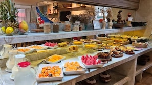 A buffet with various food items and a decorative setting. - Atlantic Apart Hotel - Porto das Dunas (Aquiraz)