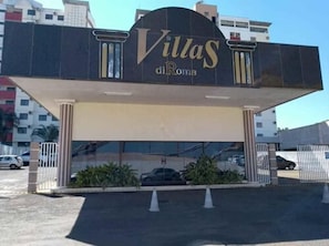 Een gebouw met een bord waarop 'VillaS di Roma' staat, wat een hotel of resort aangeeft.