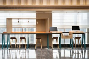 A modern office space with two desks, chairs, and a view of the city. - Home2 Suites by Hilton Hengyang Zhengxiang (Hengyang)