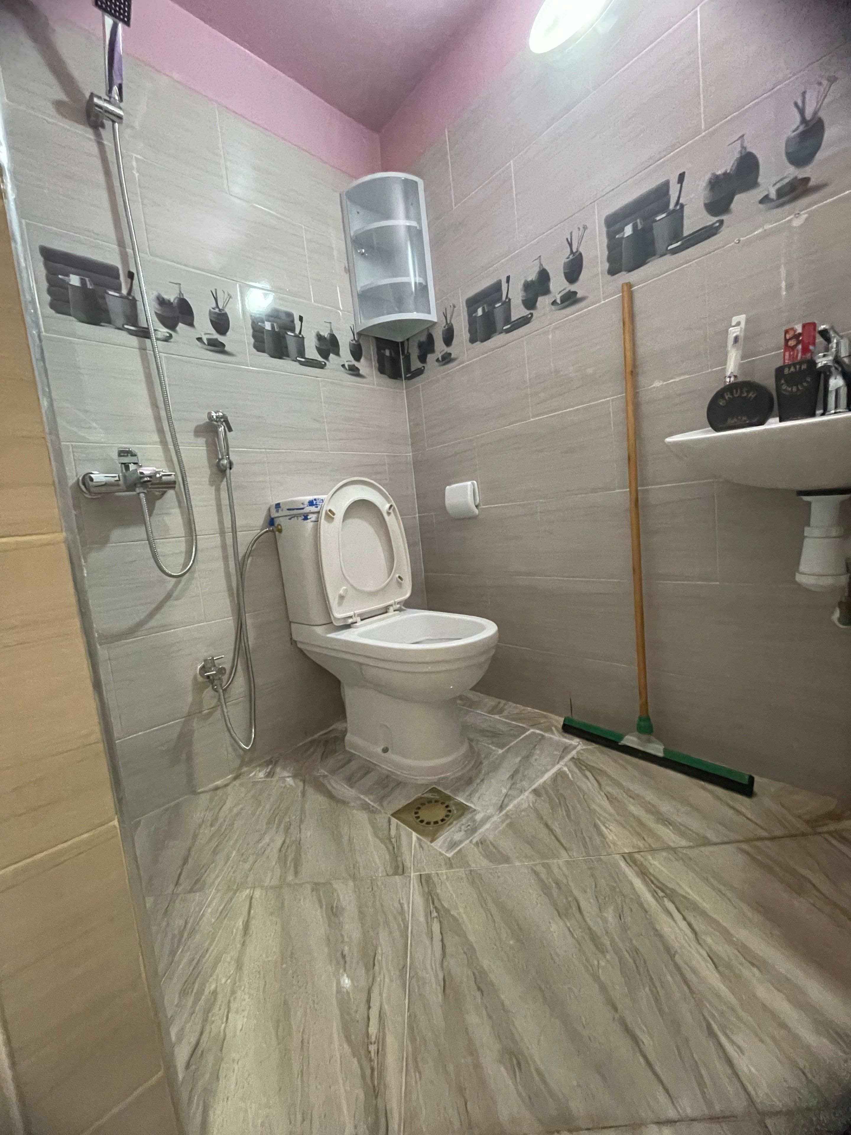 Ein Badezimmer mit Toilette, Dusche und Waschbecken.