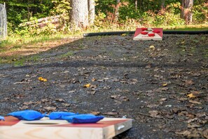 Ein schottriger Weg mit einem Schild, das auf einen Spielplatz hinweist.