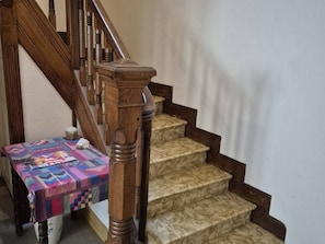 A wooden staircase with a handrail and carpeted steps. - Apartment mountain view, terrace - 4 guests (Cauterets)