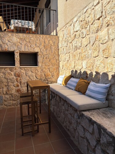 Breathtaking Reservoir Views & Private Cave | 6-Bedroom Retreat Near Madrid