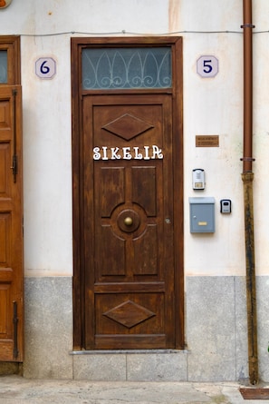 A wooden door with a nameplate reading 'SIKELIA' and apartment numbers 5 and 6 above it. - Sikelia Apartment—your retreat in the heart of Palermo. (Palermo)