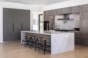 Private kitchen - Casa Zenithia by Oraklus (Los Angeles)