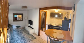 Living area - Little Mathilda, a cozy, quiet little house right in the heart of downtown (Caen)